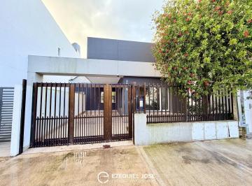 Casa · 94m² · 3 Ambientes · 1 Cochera · Venta - Moderna Casa en PH 3 Ambientes con Jardin y Piscina | Perla Norte