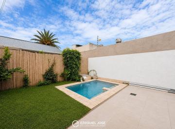 Casa · 94m² · 3 Ambientes · 1 Cochera · Venta - Moderna Casa en PH 3 Ambientes con Jardin y Piscina | Perla Norte