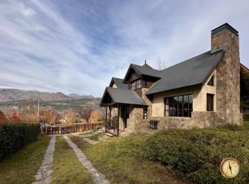 Casa · 217m² · 4 Ambientes · 2 Cocheras · Casa de 3 Dorm. - 217 m² en Lote de 732 m² - Alihuen Bajo