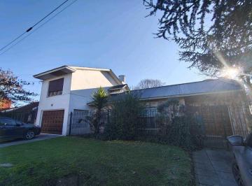 Casa · 190m² · 3 Dormitorios · 5 Cocheras · Hermosa Casa de 4 Ambientes Sobre Doble Lote. Barrio Caisamar!