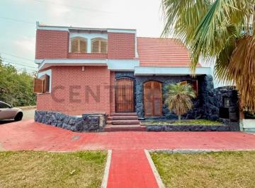 Casa · 242m² · 5 Ambientes · 2 Cocheras · Century21 López Ofrece a La Venta Amplia Casa Esquina en La Sexta Sección, Ciudad de Mendoza.