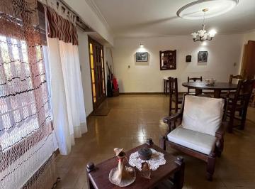 Casa · 104m² · 6 Ambientes · 1 Cochera · Venta Casa 4 Dorm. con Cochera, Patio y Terraza – Barrio Alvear Rosario