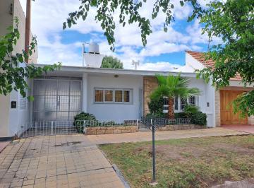 Casa · 90m² · 5 Ambientes · 1 Cochera · Casa en Venta 6° Sección - Amplio Jardín y Cochera - Apta Credito