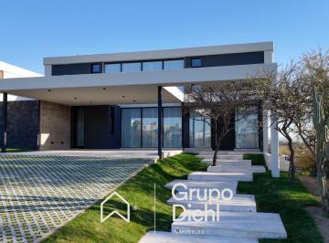 Casa · 696m² · 10 Ambientes · 2 Cocheras · Casa de Calidad, Diseño y Exclusividad en Venta La Pankana