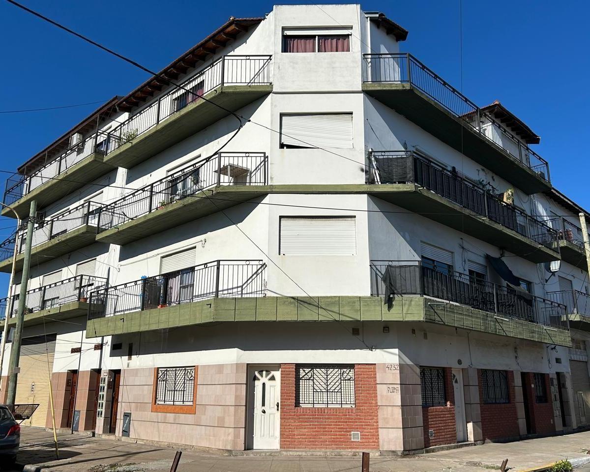 Centenera 2447. Entre Esquina y Malabia