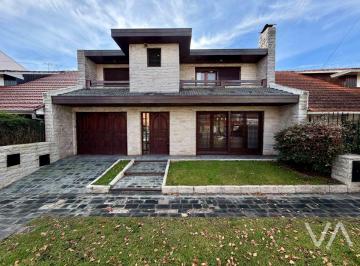 Casa de 5 ambientes, Mar del Plata · Chalet con 4 Domitorios. Piscina. Chauvin.