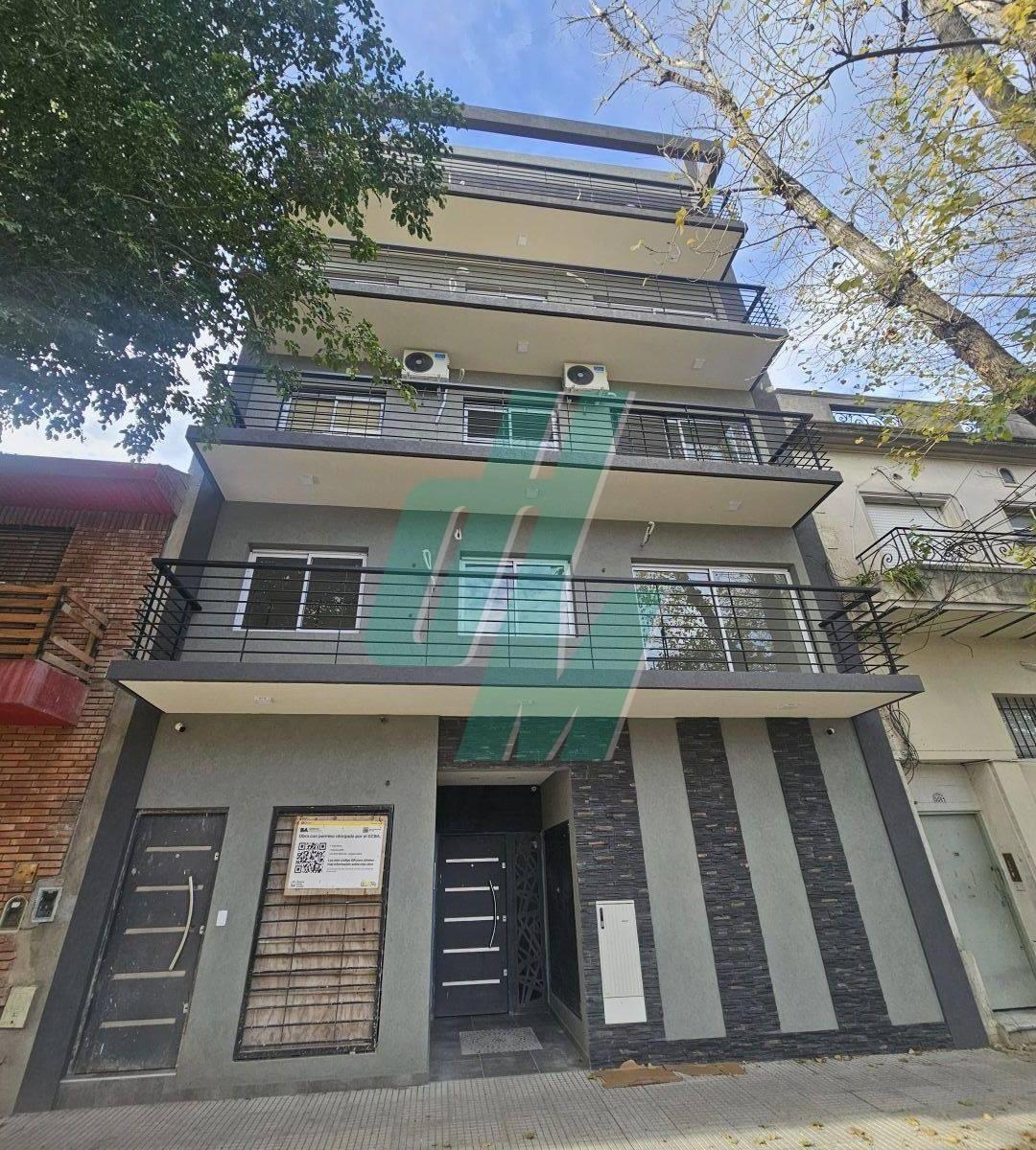AIZPURUA 3100. Entre Quesada y Congreso