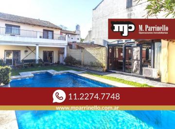 Casa · 217m² · 5 Ambientes · 1 Cochera · Amplio y Hermoso PH de 5 Ambientes con Quincho y Pileta
