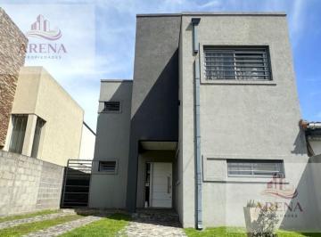 Casa · 98m² · 4 Ambientes · 2 Cocheras · Casa 4 Ambientes en Venta Ituzaingó Norte con Gran Jardín