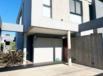 Casa de 4 ambientes, La Plata · Casa 3 Dorm. / Posible Apto Banco / 488 E/ 133 y 134 - J. Gorina La Plata