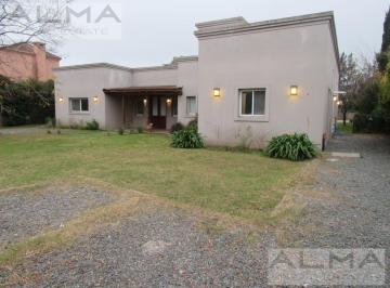 Casa · 180m² · 3 Ambientes · 1 Cochera · Casa en Alquiler en Barrio Village