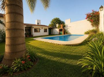 Casa · 240m² · 6 Ambientes · 1 Cochera · Hermosa Casa en Venta con 3 Dorm. - Patio con Piscina Apto Credito