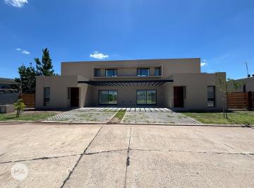 Casa · 128m² · 3 Dormitorios · 2 Cocheras · Casa 3 Dorm. - Condominios Dm - Funes | Venta