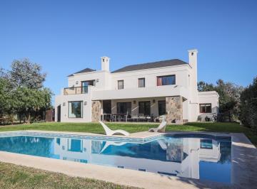 Casa · 321m² · 6 Ambientes · 4 Cocheras · Casa en Venta Estancias del Pilar