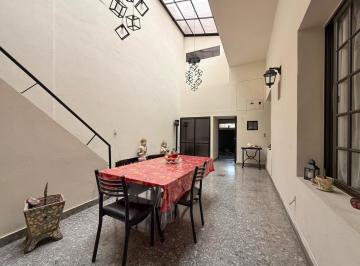Casa · 192m² · 5 Ambientes · 1 Cochera · Venta - Casa con Local y Terraza – Villa del Parque - Santa Rita