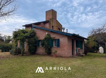 Casa · 131m² · 4 Ambientes · 1 Cochera · Casa en Los Acantilados