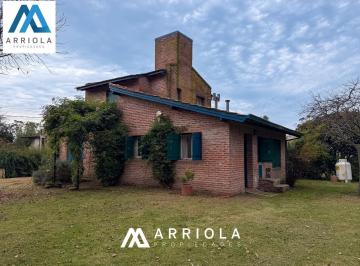 Casa · 131m² · 4 Ambientes · 1 Cochera · Casa en Los Acantilados