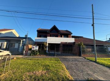 Casa · 203m² · 4 Ambientes · 2 Cocheras · Casa en 4 Amb con Quincho