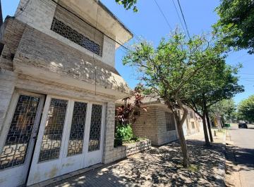 Casa · 170m² · 5 Ambientes · 1 Cochera · Casa en Venta de Cuatro Dorm. en Arroyito con Patio, Cochera y Pileta