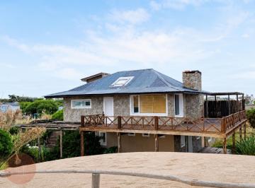 Casa · 225m² · 3 Dormitorios · En Venta - Exclusiva Propiedad Frente Al Mar Sobre 5.584 m² de Terreno en La Caleta