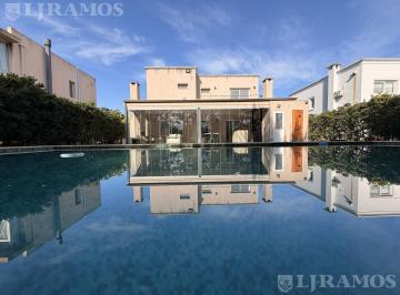 Casa · 209m² · 6 Ambientes · 5 Cocheras · Apto Crédito - Casa en Venta en Los Sauces