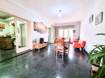 Casa · 151m² · 4 Ambientes · 1 Cochera · Venta | Casa 4 Ambientes en Bernal Este con Jardín y Gran Lote – a Reciclar