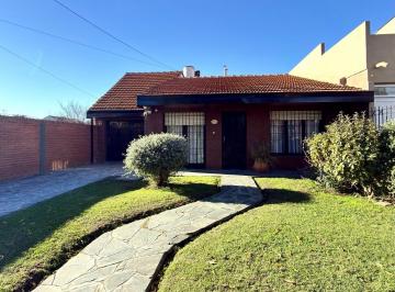 Casa · 140m² · 4 Ambientes · 1 Cochera · Venta Casa 4 Ambientes en Colinas de Peralta Ramos con Gran Jardín