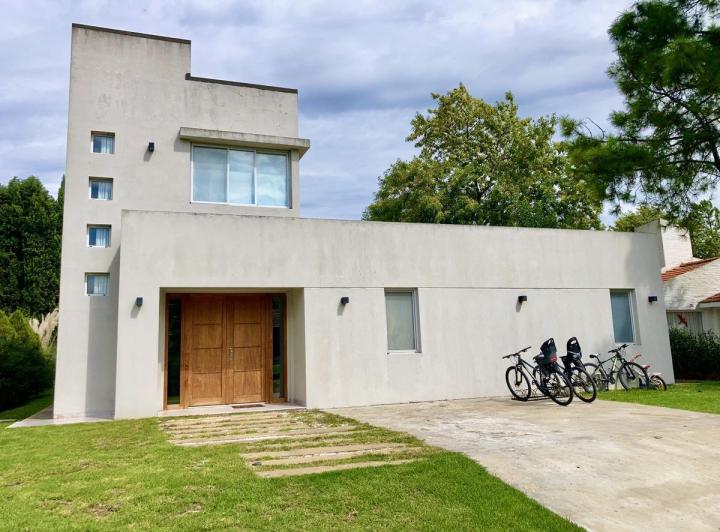 Casa · 240m² · 4 Ambientes · 3 Cocheras