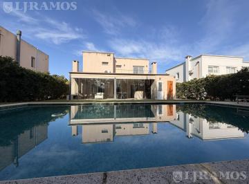 Casa · 209m² · 6 Ambientes · 5 Cocheras · Apto Crédito - Casa en Venta en Los Sauces