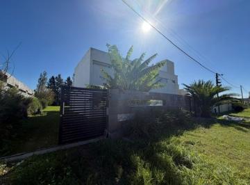 Casa de 4 ambientes, Berisso · Venta de Casa en Calle 55 N 5624 E 179 y Av Montevideo - Berisso Los Talas