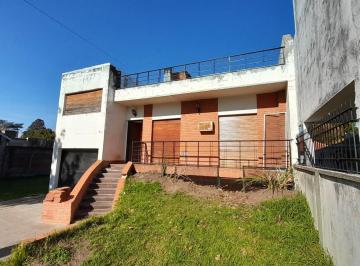 Casa · 195m² · 4 Ambientes · 1 Cochera · Monte Grande - Casa con Jardín, Quincho y Cochera