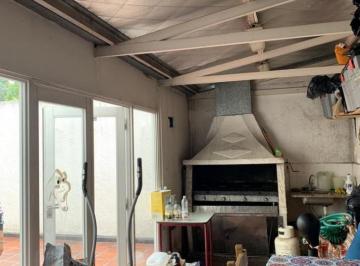 Casa · 264m² · 6 Ambientes · Casa con Jardin y Quincho - Excelente Ubicacion