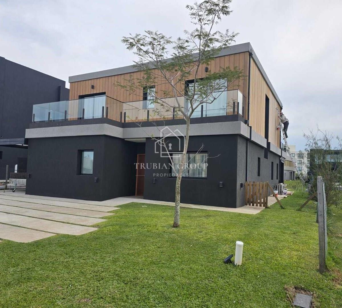 Casa al Río en Venta en Canal Barrio Nautico
