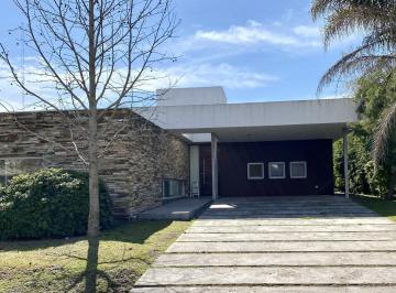 Casa · 150m² · 4 Ambientes · 2 Cocheras · Casa en Única Planta de Categoría - Barrio Cerrado Altos del Sol