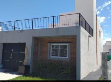 Casa · 300m² · 5 Ambientes · 1 Cochera · Casa en Solares del Sur