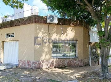 Casa · 76m² · 3 Ambientes · 1 Cochera · Venta de Casa PH en Quilmes Oeste de 3 Ambientes con Garaje y Terraza