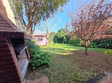Casa · 111m² · 4 Ambientes · 2 Cocheras · Impecable Casa Sobre Lote Propio de 4 Ambientes con Cochera y Gran Jardin en Munro