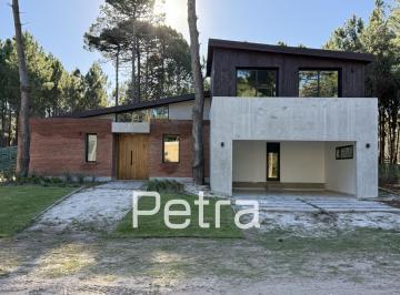 Casa · 800m² · 6 Ambientes · 1 Cochera · Casa en Venta en Pioneros Pinamar