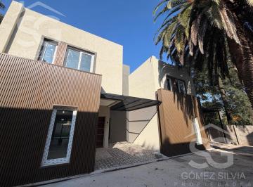 Casa · 134m² · 4 Ambientes · 2 Cocheras · Casa en Venta 5 Ambientes Parque Leloir