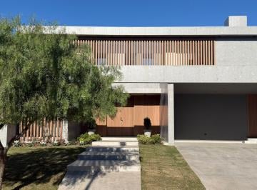 Casa · 350m² · 8 Ambientes · 2 Cocheras · Casa a Estrenar en Piana Valle Escondido
