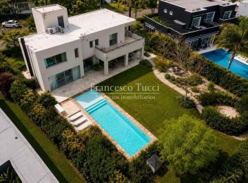 Casa · 240m² · 7 Ambientes · 8 Cocheras · Casa en Venta 7 Ambientes en Terravista