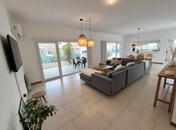 Casa · 160m² · 4 Ambientes · 2 Cocheras · Se Vende Casa 3 Dorm. Barrio La Pedrera, General Roca