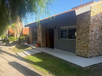 Casa · 329m² · 8 Ambientes · 1 Cochera · Casa en Venta Bº Dalvian, Mendoza