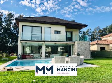 Casa · 310m² · 6 Ambientes · Casa en Saint Thomas Este - Oeste