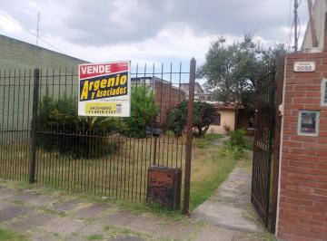 Casa · 70m² · 3 Ambientes · Casa 3 Amb, Amplio Parque. Lote 10x30 m. Centro V. Tesei