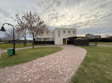Casa · 240m² · 6 Ambientes · 1 Cochera · Venta. Casa a La Laguna. El Cazal, escobar.