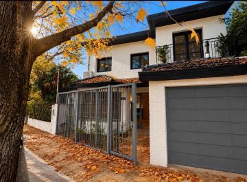 Casa · 300m² · 6 Ambientes · 1 Cochera · Casa - Acas. - Libert./solis