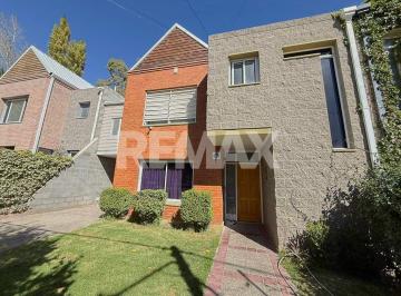 Casa · 121m² · 5 Ambientes · Venta Casa 3 Dorm C/pileta Apta Credito Nqn