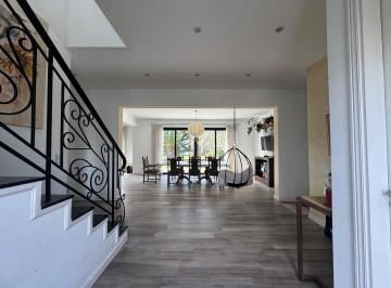 Casa · 240m² · 4 Ambientes · 6 Cocheras · Oportunidad en Weston