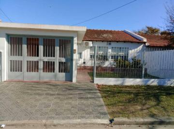 Casa · 90m² · 6 Ambientes · 1 Cochera · 83 Entre 12 y 12 Bis. Casa en Venta de 3 Dorm.. Barrio Monasterio. La Plata.